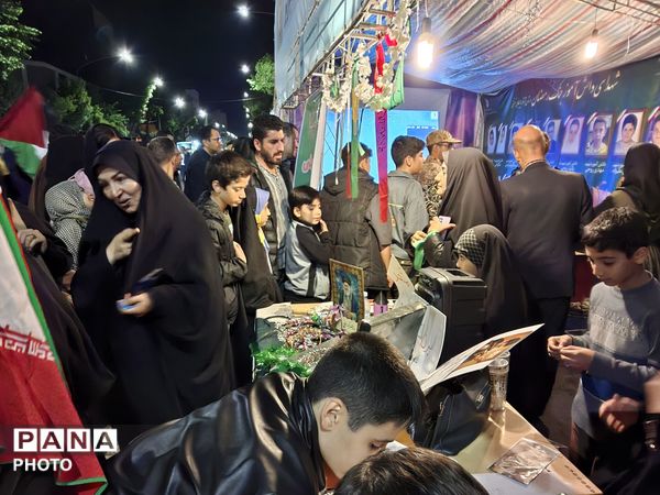 غرفه جهادی آموزش و پرورش ناحیه ۴ تبریز با حضور معلمان فعال علمی و فرهنگی، در میدان ساعت تبریز