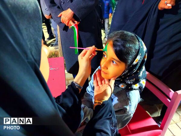 کودکان هم پای والدین در تجمعات شبانه