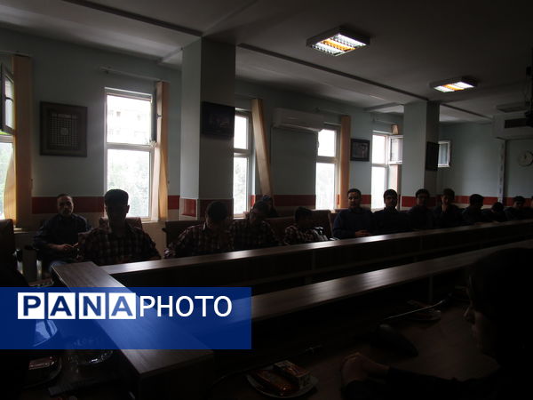 دیدار رئیس آموزش و پرورش ناحیه یک کرج با اعضای شورای دانش‌آموزی مدارس