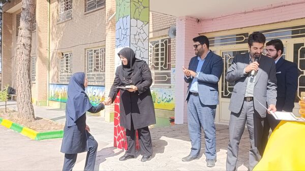 تقدیر از برگزیدگان مسابقات قرآن، عترت و نماز در دبیرستان حضرت سکینه 