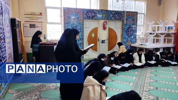 محفل انس با قرآن در مدرسه نمونه دولتی حضرت زینب(س)