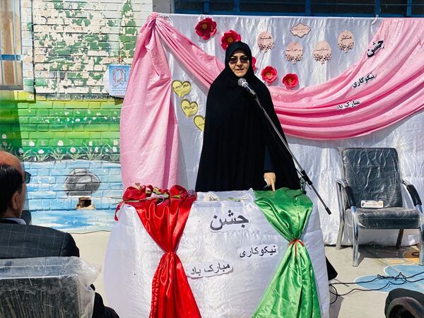 نواختن زنگ جشن نیکوکاری در دبستان زینب قهرمانی مه ولات