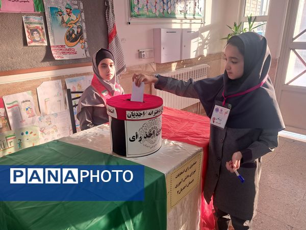 انتخابات شورای دانش‌آموزی در دبستان دخترانه احدیان ناحیه ۶ مشهد