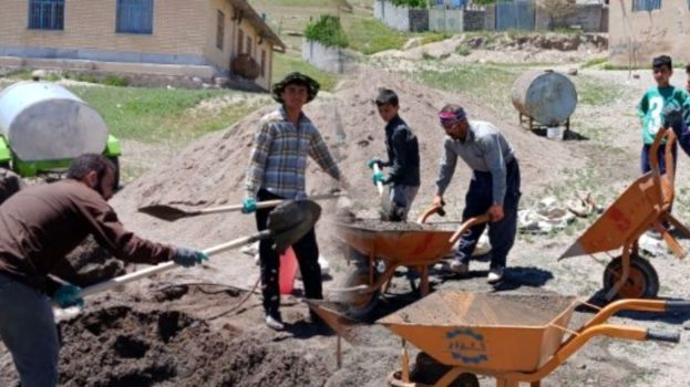 مدرسه‌ای که با دستان معلم و دانش‌آموزان حصار شد