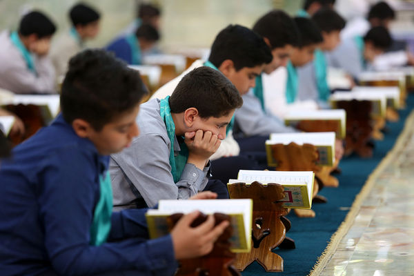 ترتیل خوانی دانش‌آموزان در حرم حضرت معصومه(س)