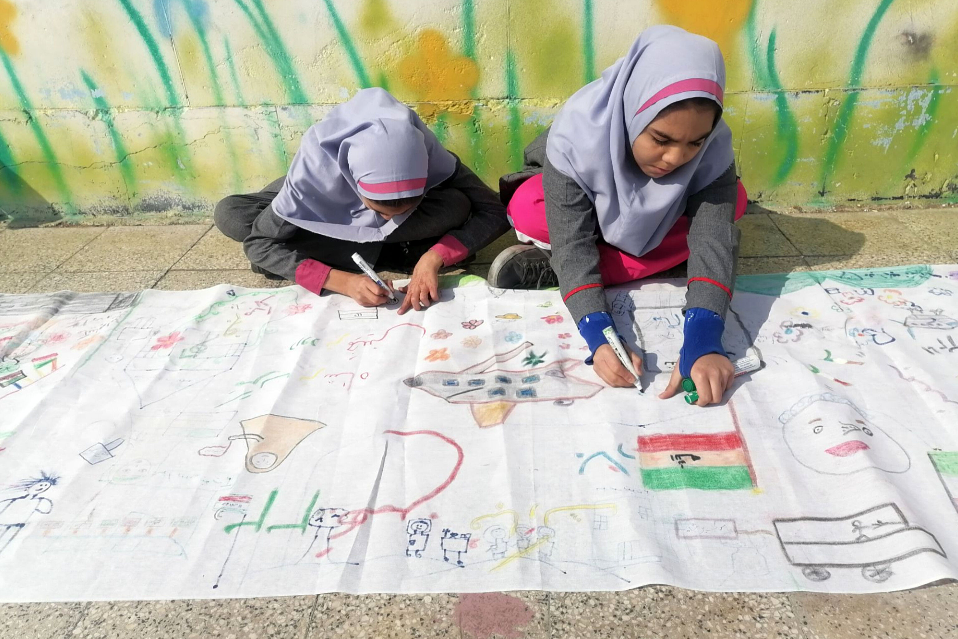 برگزاری نقاشی همگانی در مدارس ناحیه 4 شیراز به‌مناسبت دهه فجر 