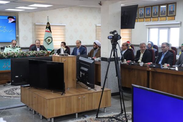 گل‌های قدردانی دانش‌آموزان پیشتاز برای حافظان امنیت
