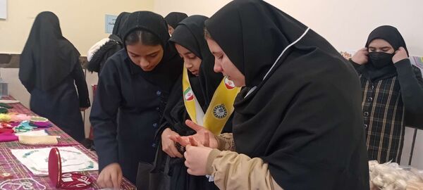 بازارچه کسب و کار دانش آموزی در دبیرستان مادر مهربان خلیل آباد