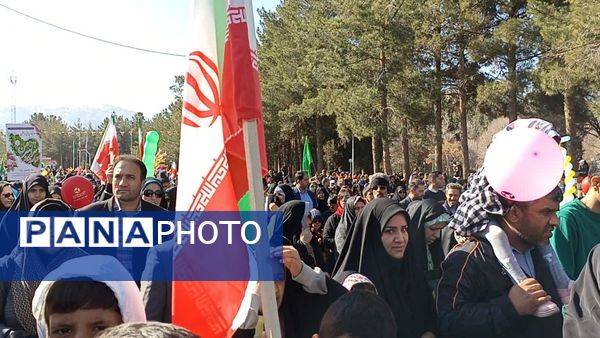 حضور پرشور مردم در راهپیمایی ۲۲ بهمن بیرجند