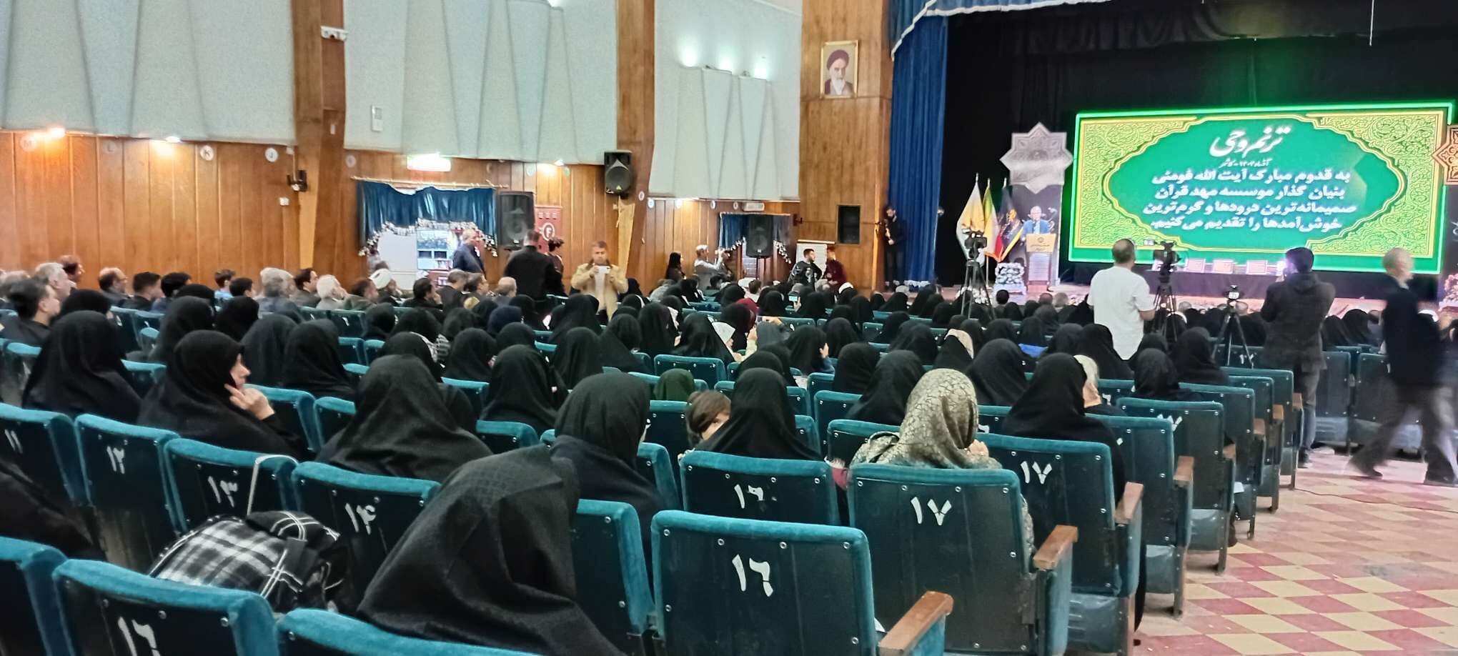 حاملان قرآن چراغ هدایت جامعه‌اند