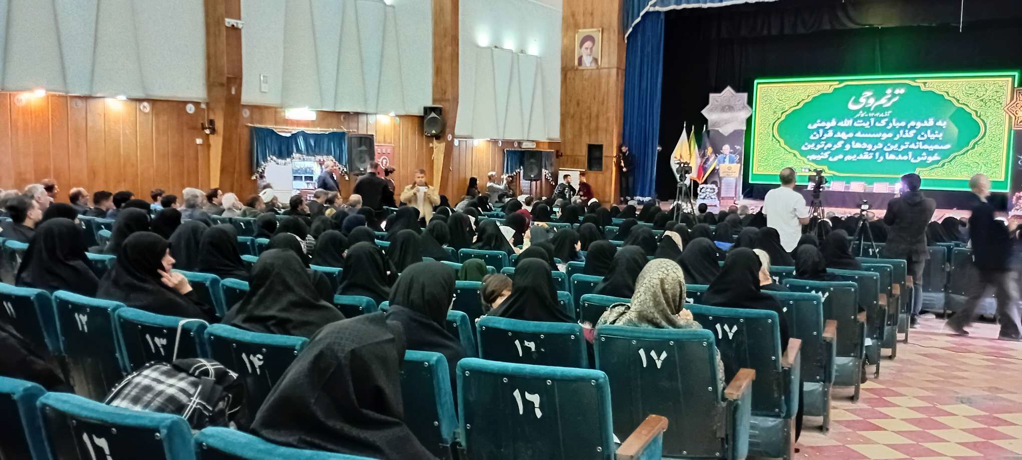 حاملان قرآن چراغ هدایت جامعه‌اند