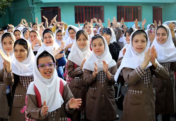 صبحگاهی غرق در علم و شادمانی در آموزشگاه جمهوری اسلامی ناحیه یک شهرستان بهارستان 