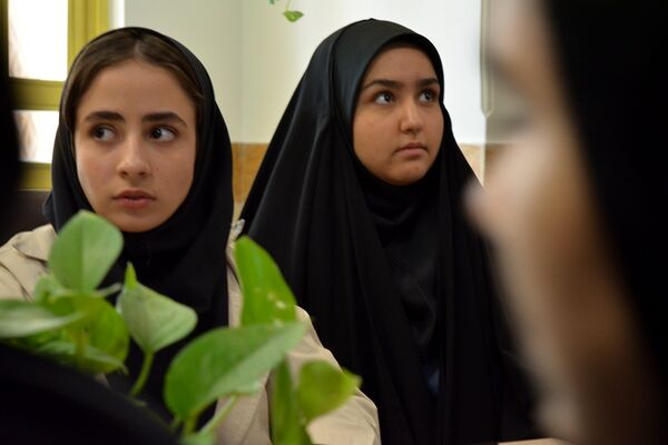 برای اولین‌بار برگزاری کافه ۵۷ در دبیرستان‌ نمونه دولتی ولایت بهارستان‌دو