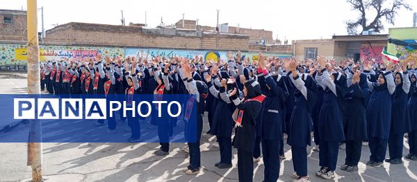  اجرای سرود همگانی (ایرانمون) توسط دانش آموزان مدرسه ناهید نخودی 