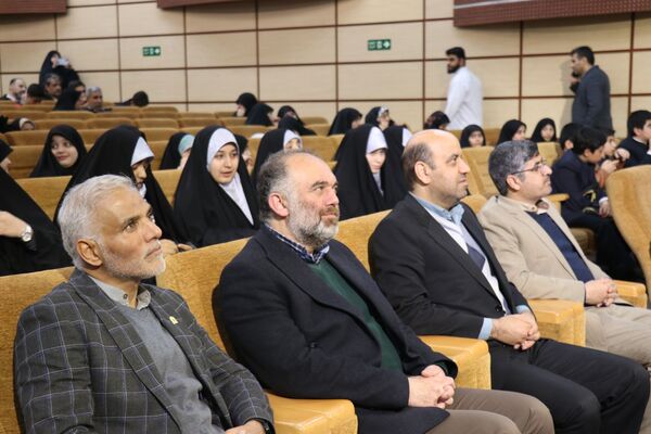 حضور پرشور دانش‌آموزان در نمایشگاه قرآن و عترت در حرم مطهر رضوی
