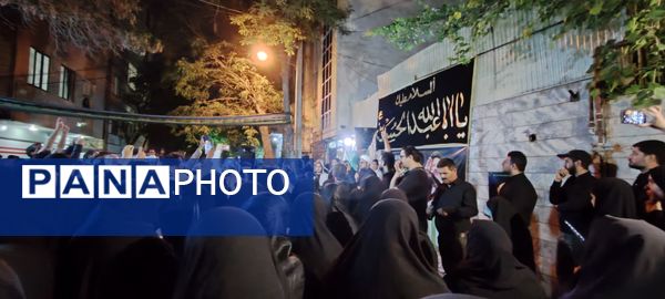 اجتماع مردم مشهدی مقابل خانه مادر شهید جمهور جهت ابراز همدردی