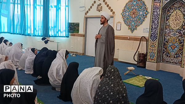 برپایی نماز جماعت با حضور پرشور دانش‌آموزان دبیرستان تیمسار فلاحی ناحیه 1 کرج 