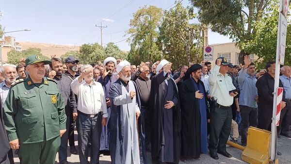 تقدیر از خانواده شهید اسلامی در سالروز اقامه اولین نماز جمعه پس از انقلاب