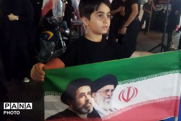 دست‌های کوچک نوآموزان در انتظار بدرقه‌ای بزرگ
