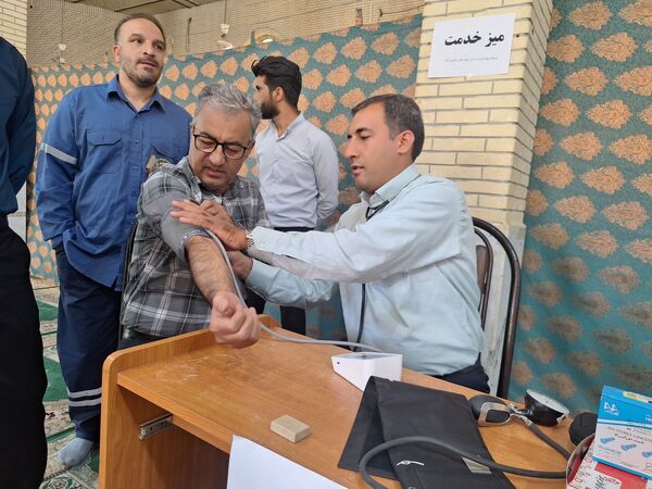 برپایی میز خدمت ادارات شهرستان حاجی آباد در نماز جمعه به‌مناسبت هفته دولت