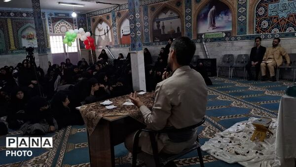 نشست صمیمی دانش آموزان هنرستان اندیشه شهر کهک با نماینده مردم قم در مجلس