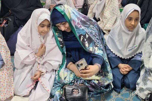 طرح نورانی «هم سجاده با مادر» در دبستان حکمت نبوی ناحیه دو شهرری 