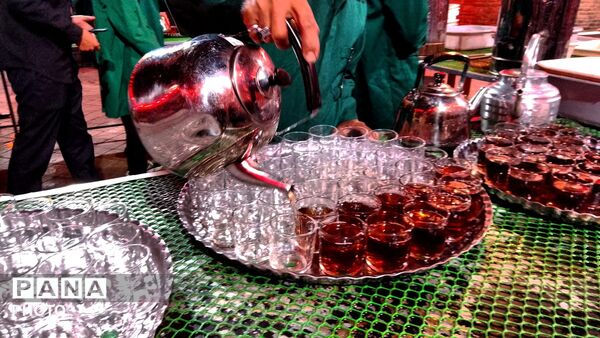 خدمت‌رسانی چایخانه حضرت زهرا(س) در دویست‌و‌یازدهمین شب شهادت قائد امت اسلام