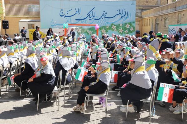 جشن عاطفه‌ها در دبیرستان ۱۳ آبان تبریز