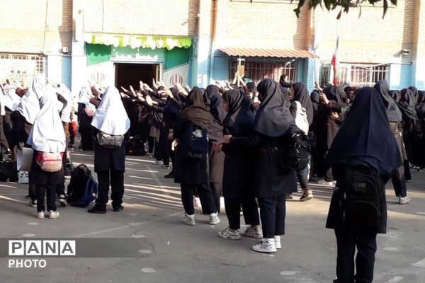 رقابت دوستی و سلامتی هفته تربیت‌بدنی با شور و نشاط دانش‌آموزان در دبیرستان توحید یک