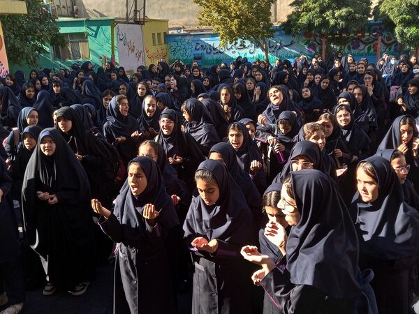 نواختن زنگ آغاز سال تحصیلی در دبیرستان سیزده آبان 