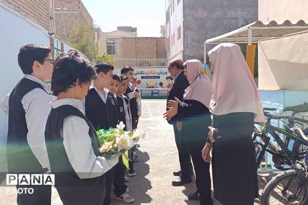 محفل انس با قرآن و برپایی نماز جماعت در مدرسه ابتدایی ایمان بجنورد