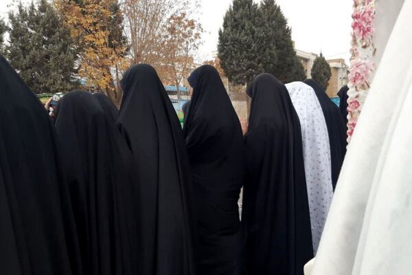  نماز باران در مدرسه جنت با حضور جمعی دانش‌آموزان