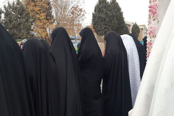  نماز باران در مدرسه جنت با حضور جمعی دانش‌آموزان