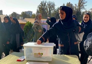 جشن عاطفه‌ها در مدرسه شهید تیمسار فلاحی ناحیه 1 کرج  برگزار شد