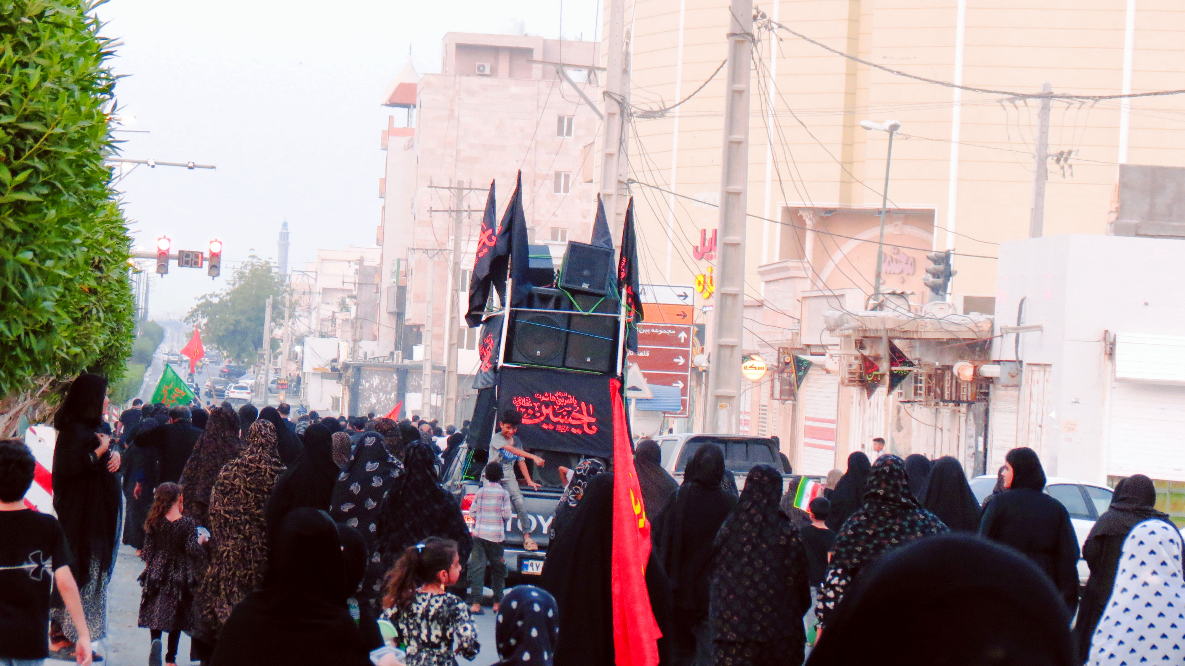 جاماندگان اربعین در بندرخمیر، شور حسینی را به خیابان‌ها آوردند