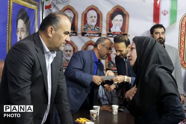 میز ارتباطات مردمی با حضور مدیرکل آموزش و پرورش مازندران 