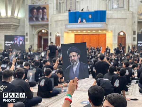 فریادِ ایستادگی از دلِ مرقد امام؛ دانش‌آموزان با سرود باید برخاست پیام مقاومت را ابلاغ کردند