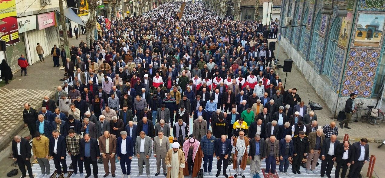 اقامه نماز عید فطر در زیر آسمان شهر 