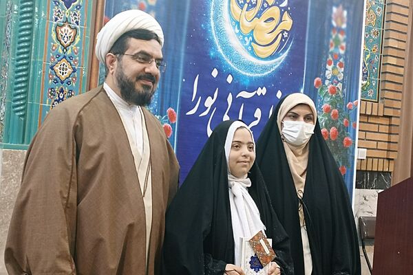 اهدای جوایز به دختران رتبه آور در رشته های قرآن و عترت و نماز شهرستان دماوند
