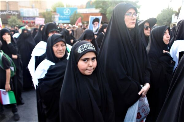 حماسه حضور نوجوانان کفن‌پوش قمی در راهپیمایی «عهد خون»