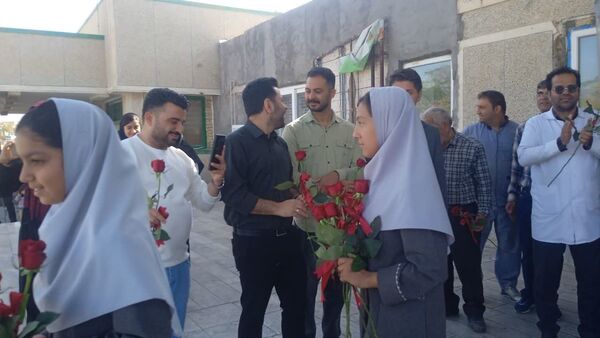 قدردانی پیشتازان دبستان شهید نجفی فدافن از پرستاران بیمارستان حضرت ابوالفضل 