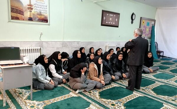 جلسه جهاد اسلامی حجاب و عفاف دختران در دبیرستان حاج مهدی روحانی شهرستان خلیل آباد 