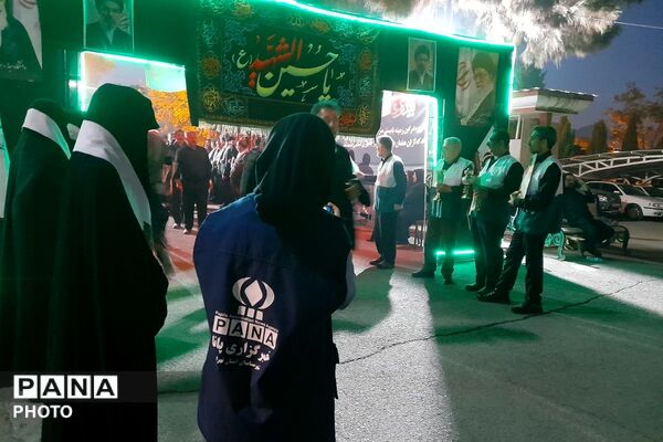 نوجوانان؛ پیشگامان میزبانی از مهمانان مراسم وداع و تشییع پیکر امام امت