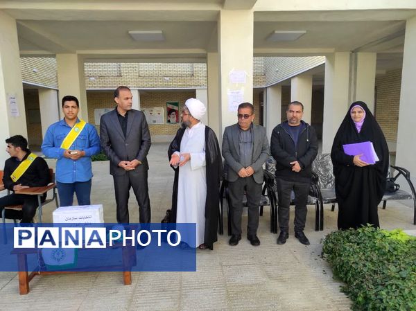 مشارکت پرشور دانش‌آموزان در انتخابات شورای پیشتاز مدرسه کوثر