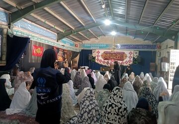 اقامه نماز جماعت دانش‌آموزی در دبیرستان هیئت امنایی هاجر