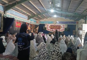 اقامه نماز جماعت دانش‌آموزی در دبیرستان هیئت امنایی هاجر