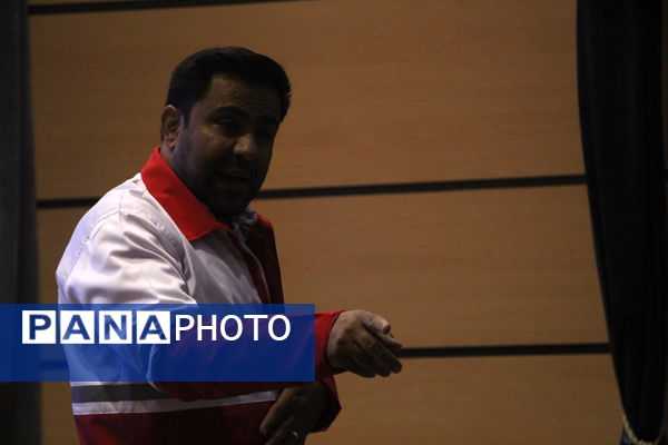 بازدید دانش آموزان مدرسه پیشتازان از مرکز انتقال خون استان یزد