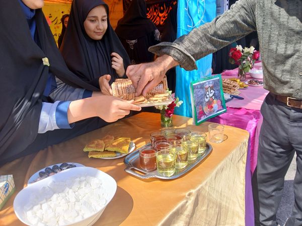 همکاری دانش آموزان خادمیار دبستان ضحی۲ با چایخانه دانش آموزی حضرت رضا(ع) شیروان