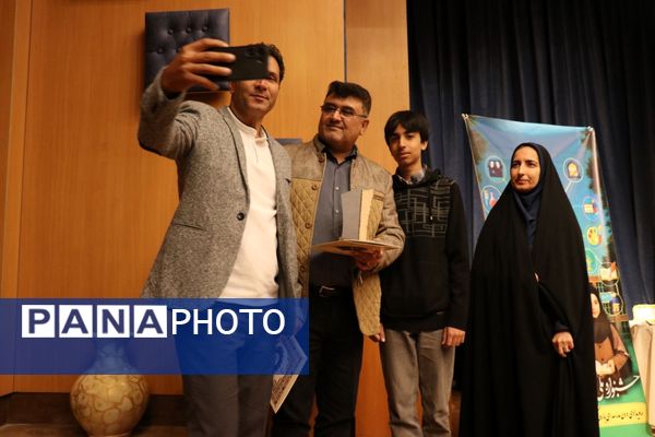 قدردانی از افتخارآفرینان متوسطه اول ناحیه ۶ در یازدهمین دوره جشنواره خوارزمی