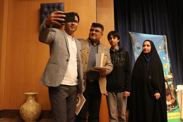قدردانی از افتخارآفرینان متوسطه اول ناحیه ۶ در یازدهمین دوره جشنواره خوارزمی
